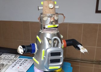FOTO Kreativnost bez granica! Školarci iz Čiča izradili originalne eko robote