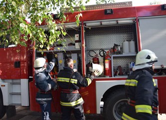 Vatrogasna vježba: Spašavali ljude iz požara u školi