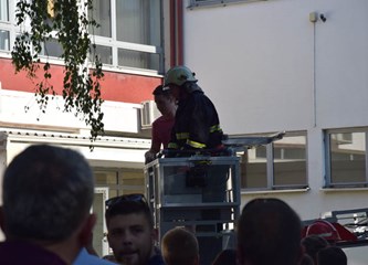 Vatrogasna vježba: Spašavali ljude iz požara u školi