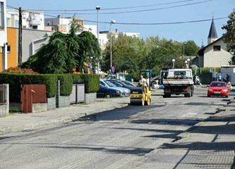 FOTO: Svačićeva dobiva novi asfalt