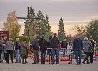 Svijeće, cvijeće i molitve za pokojne na goričkim grobljima