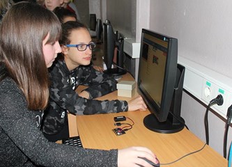 Učenici pokazali ministrici kako se programira