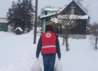 Crveni križ na djelu: Čiste snijeg i cijepaju drva