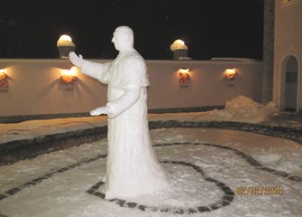 Snježna Gospa u lukavečkom dvorištu