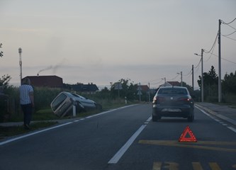 Velika Buna: Usred nesreće vozilo završilo u jarku