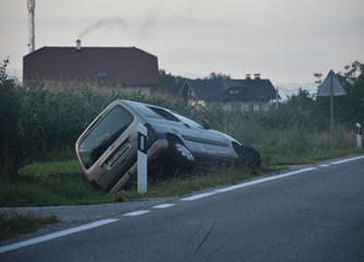 Velika Buna: Usred nesreće vozilo završilo u jarku