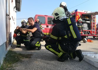 DVD Turopolje sa slovenskim kolegama u vatrogasnoj vježbi