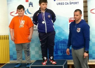Mladi hrvači osvojili pet medalja, Josip Matić slavio u prvoj borbi života