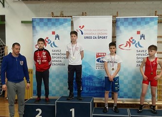 Mladi hrvači osvojili pet medalja, Josip Matić slavio u prvoj borbi života