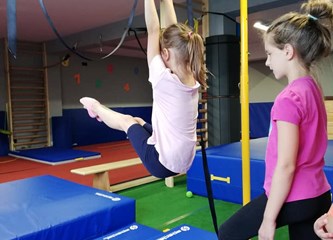 Ljetna škola gimnastike u nekoliko grupa djece svih uzrasta