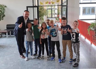 Zazvonilo školsko zvono! U školu jutros prvi puta krenulo 675 prvašića