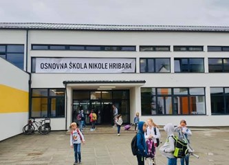 Zazvonilo školsko zvono! U školu jutros prvi puta krenulo 675 prvašića