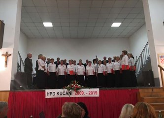 Hrvatsko pjevačko društvo 'Kučani' pred prepunom dvoranom proslavilo prvo desetljeće rada!