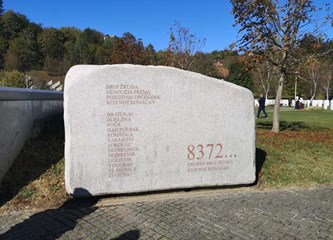 Veterani 153. brigade HV-a poklonili se žrtvama genocida u Memorijalnom centru u Bratuncu i Srebrenici
