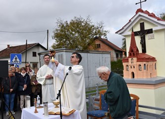 FOTO Pred mnoštvom vjernika blagoslovljeno obnovljeno 'Križno drevo' u Kurilovcu