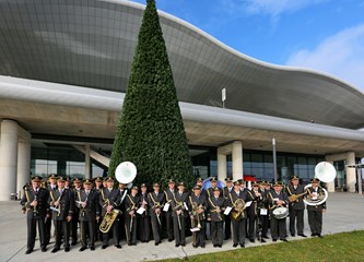 Orkestar Oružanih snaga RH blagdanskim melodijama razveselio putnike u Zračnoj luci