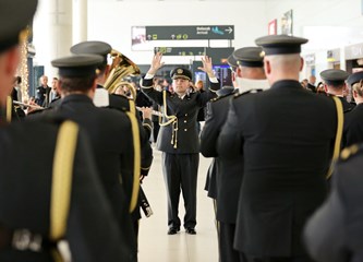 Orkestar Oružanih snaga RH blagdanskim melodijama razveselio putnike u Zračnoj luci