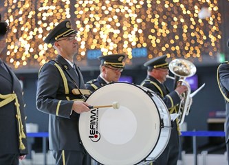 Orkestar Oružanih snaga RH blagdanskim melodijama razveselio putnike u Zračnoj luci