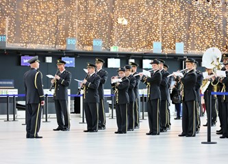 Orkestar Oružanih snaga RH blagdanskim melodijama razveselio putnike u Zračnoj luci