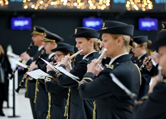 Orkestar Oružanih snaga RH blagdanskim melodijama razveselio putnike u Zračnoj luci
