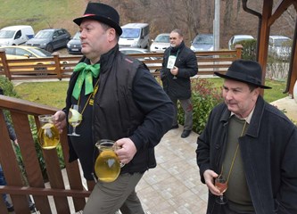 Okitili trsek kobasama pa ga zalili vinom: Na padinama Kostanjevca vinogradari proslavili Vincekovo