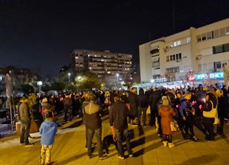 FOTO Na prosvjedu protiv covid potvrda petstotinjak građana, uputili se u šetnju kroz Goricu