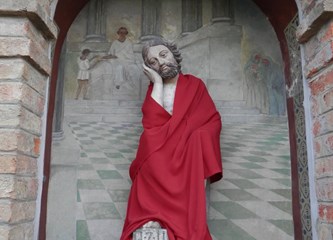 Blagdan je svetog Martina: Isusov kip u Ščitarjevu ogrnut crvenim plaštem, znate li što znači ovaj običaj?