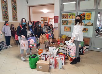 Mali humanitarci velikog srca: Učenici OŠ Vukovina napunili kombi poklonima za potrebite
