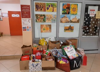 Mali humanitarci velikog srca: Učenici OŠ Vukovina napunili kombi poklonima za potrebite