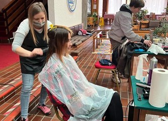 Heroji sa škarama besplatno radili frizure za 130 raseljenih osoba iz Ukrajine! Pogledajte kako su ih razveselili
