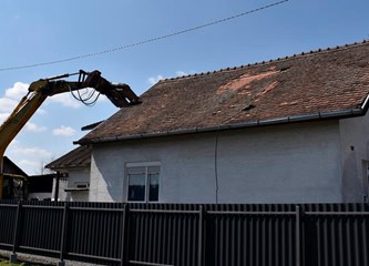 FOTO Ruši se prva kuća našeg područja stradala u potresu! Obitelj Đuran iz Mraclina do rujna u novom domu