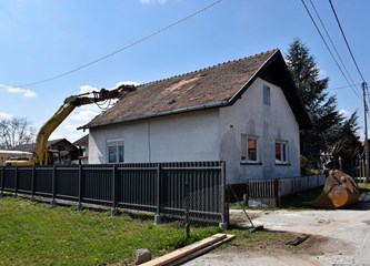 FOTO Ruši se prva kuća našeg područja stradala u potresu! Obitelj Đuran iz Mraclina do rujna u novom domu