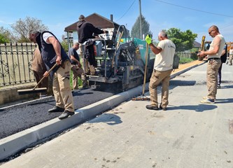 U Kučama novi nogostup, u Čičkoj Poljani asfalt zamijenio makadam
