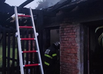 Požar na pomoćnom objektu kod rampe Turopolje-Buševec