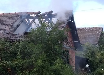 Požar na pomoćnom objektu kod rampe Turopolje-Buševec