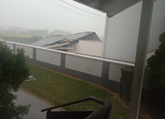 Orkanski vjetar nosio krovove, u Dubrancu srušio drvo na prometnicu: Štete nastale ovim nevremenom mogle bi biti velike