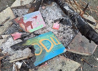 FOTO: Nema mira na Čiču: Potrgali i spalili šarene table, uništili ložišta, no aktivne čistače obale jezera to neće zaustaviti!