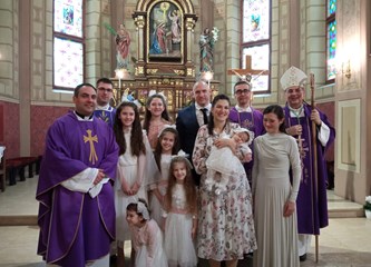 U Navještenju krštena malena Elizabeta, šesto dijete obitelji Brabenec