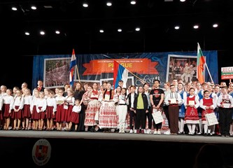 KUD Mičevec turopoljske narodne običaje prikazao na festivalu folklora u Pragu