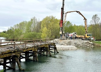 FOTO: Napreduju radovi na izgradnji novog mosta u Čičkoj Poljani