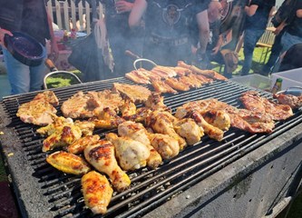FOTO: Nedjeljni Turopoljski Chill&Grill privukao brojne posjetitelje u Etno naselje Novo Čiče, roštilja, gibanice i atrakcija nije nedostajalo
