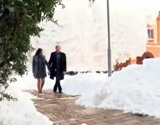 VIDEO: Snijeg s krova Muzeja Turopolja umalo zatrpao mladence
