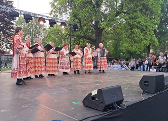 FOTO/VIDEO Jurjevski krijes u srcu Velike Gorice najavio pravi početak proljeća, građani uživali u programu i koncertu Gazdi