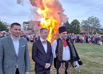 FOTO/VIDEO Jurjevski krijes u srcu Velike Gorice najavio pravi početak proljeća, građani uživali u programu i koncertu Gazdi