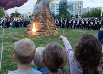 FOTO/VIDEO Jurjevski krijes u srcu Velike Gorice najavio pravi početak proljeća, građani uživali u programu i koncertu Gazdi