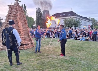 FOTO/VIDEO Jurjevski krijes u srcu Velike Gorice najavio pravi početak proljeća, građani uživali u programu i koncertu Gazdi