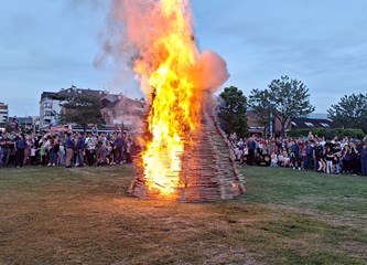 FOTO/VIDEO Jurjevski krijes u srcu Velike Gorice najavio pravi početak proljeća, građani uživali u programu i koncertu Gazdi
