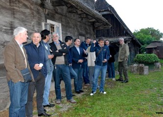 Mraclinom odzvanjala ganga i zamirisali janjci