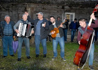 Mraclinom odzvanjala ganga i zamirisali janjci