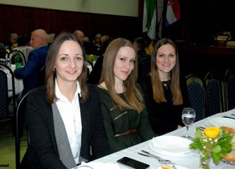 Mraclinom odzvanjala ganga i zamirisali janjci